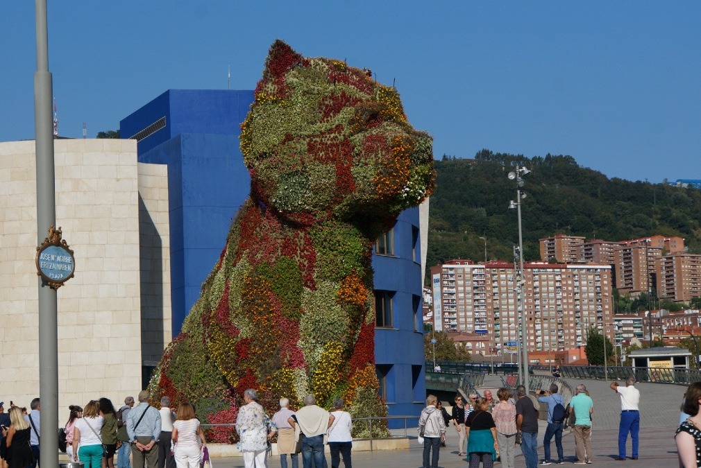 グッゲンハイム美術館の前の犬（バスク地方、ビルバオ、スペイン）