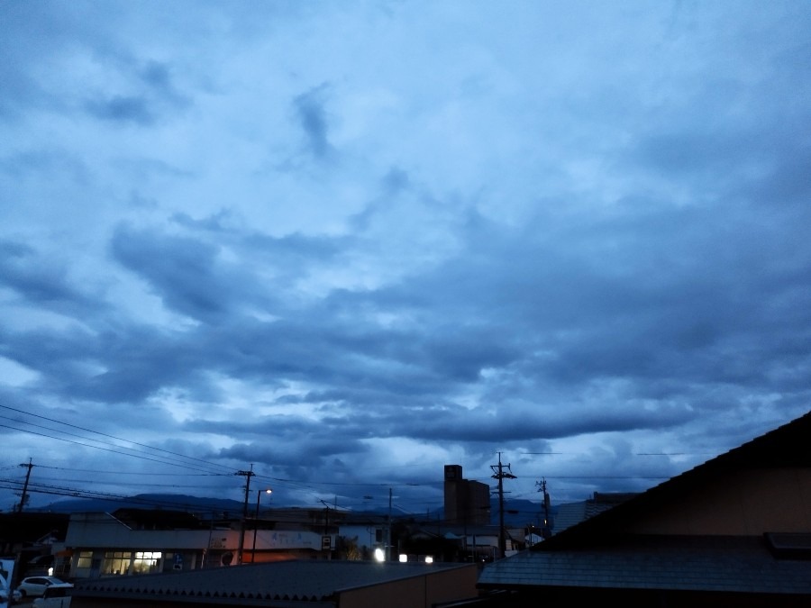 都城市（2022/11/1）今朝は曇り空です😓↘️（東の空）