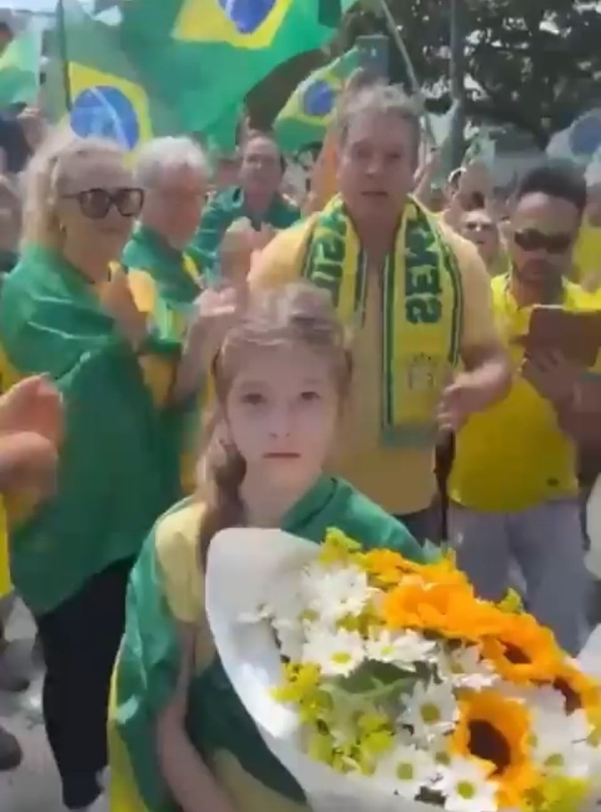 ブラジル民衆の思いを少女の花束に託す‼️