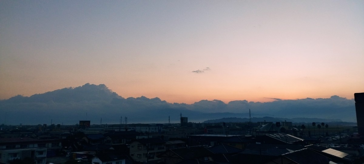 都城市（2022/11/12）今朝の朝焼け😊！（東の空）①