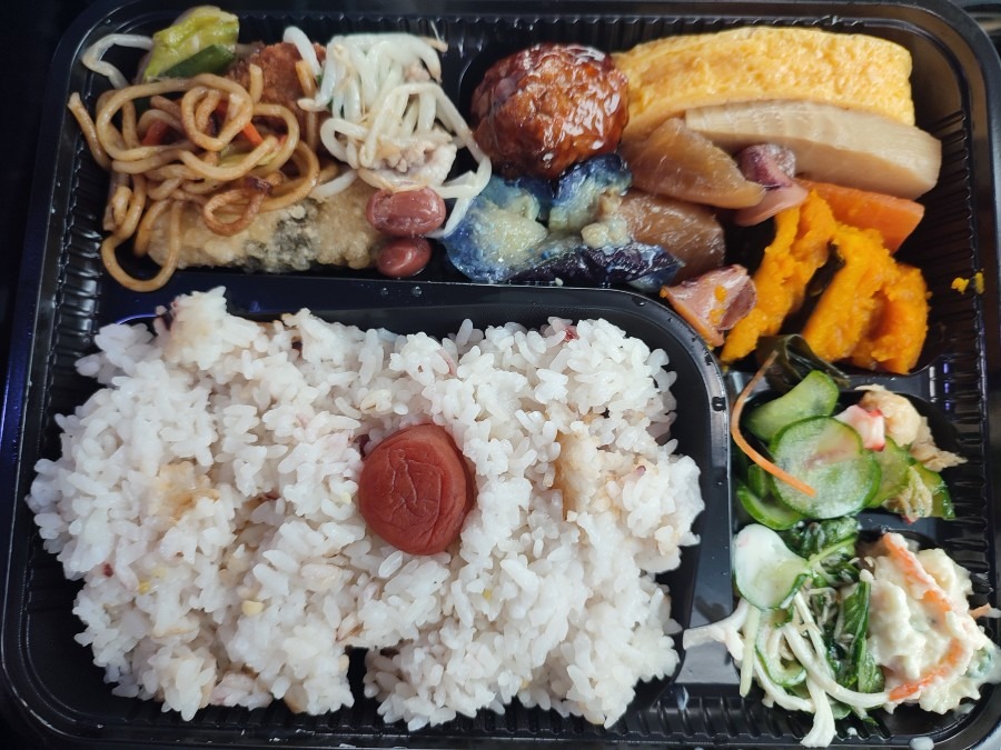 １５種類のバイキング弁当￥５７０🍱🍴😁