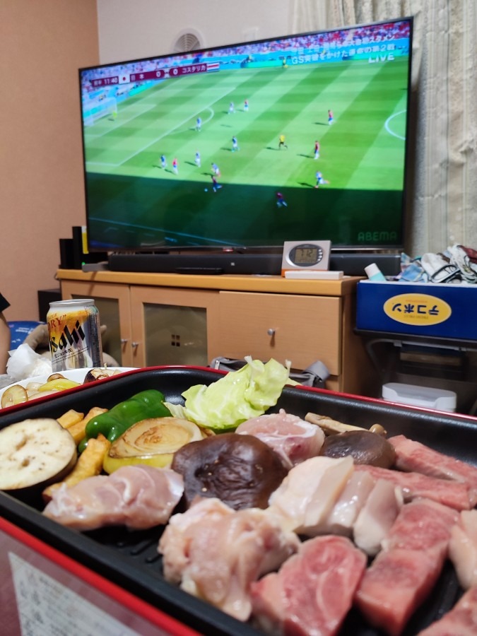 日本⚽応援しながら焼肉🥓🥖(^^)d