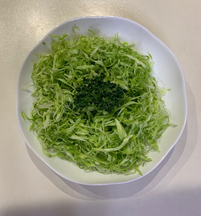 今夜のおかず　ただのキャベツ🥬牡蠣フライと一緒に❣️