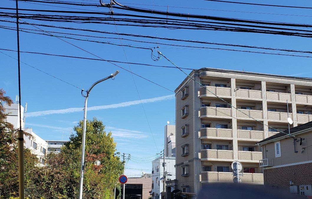 今日の空－11月25日飛行機雲と電線