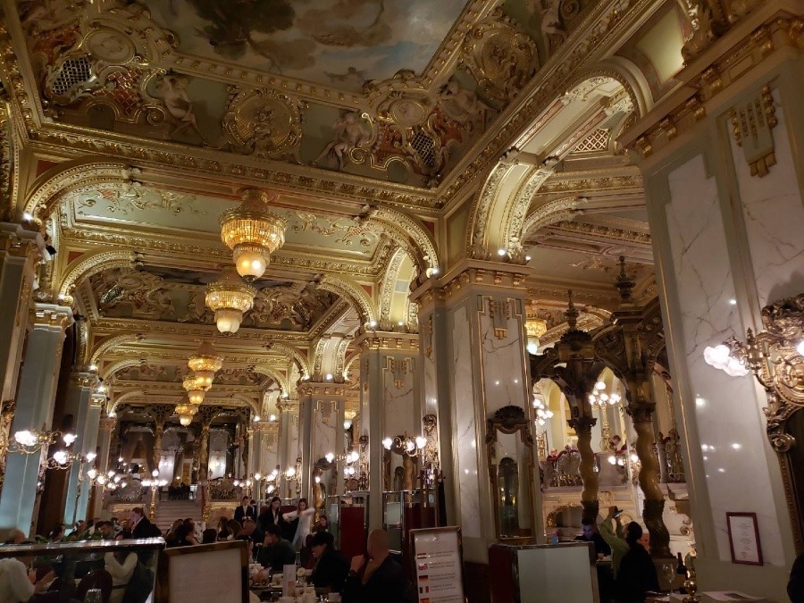 絢爛豪華な『NY Café』のアフタヌーンティー・ブダペスト ハンガリー
