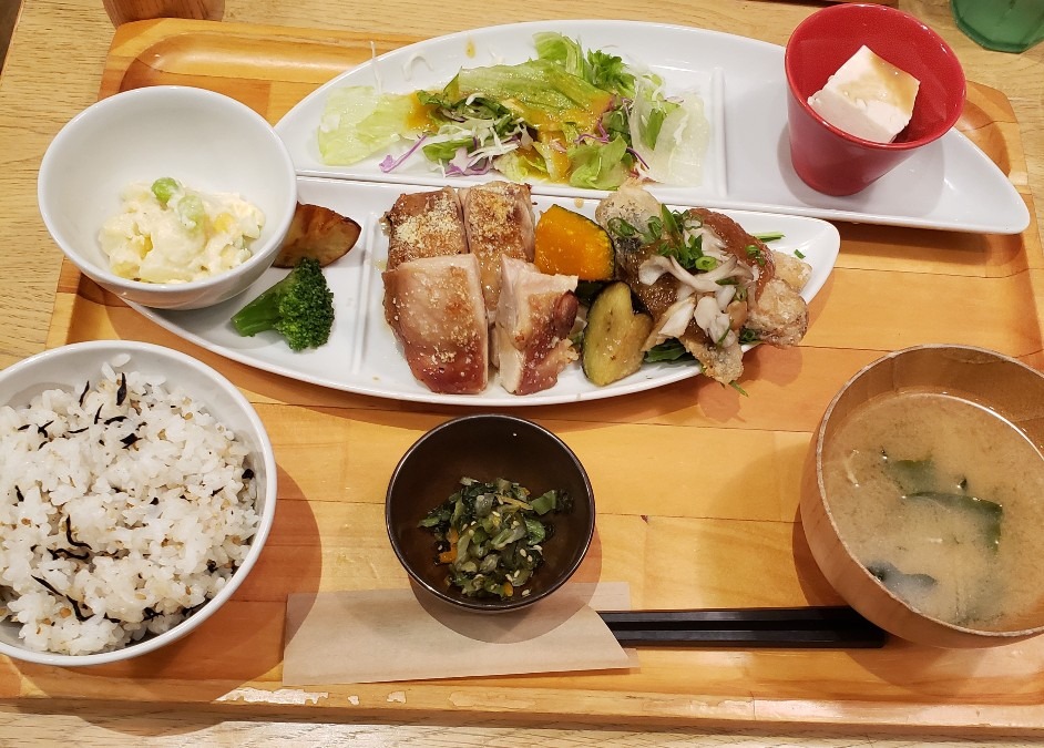 鶏肉とチーズトリュフ醤油焼きと秋刀魚のおろし定食