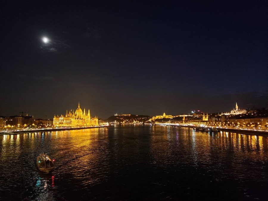 月夜はマルギット橋からの夜景も美しい・ブダペスト ハンガリー