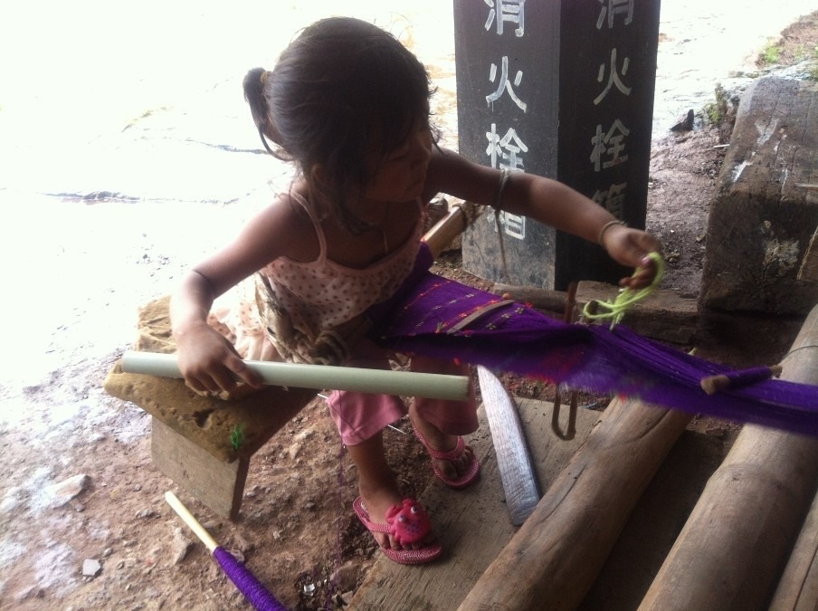 機織り少女（雲南省、中国）