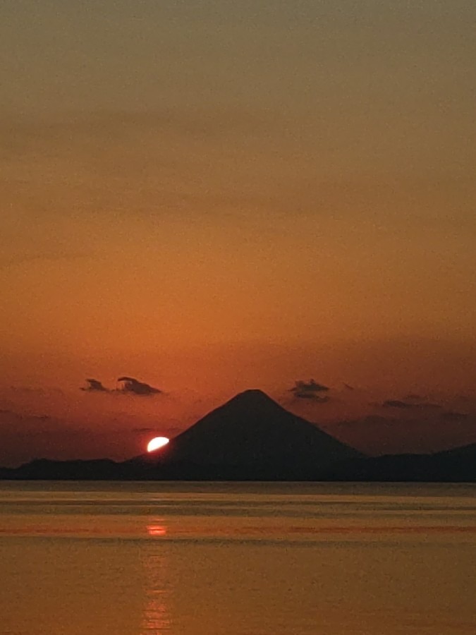 開聞岳の夕焼け🌇半分落っちゃった！た