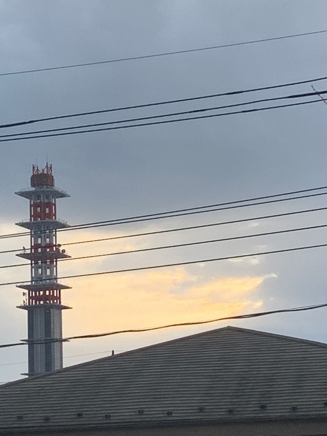 雲間から朝日が