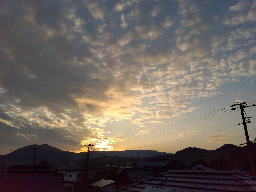 雲の合間に夕日が✨