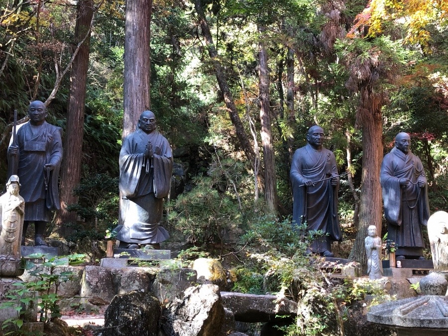 4人の聖人達の像