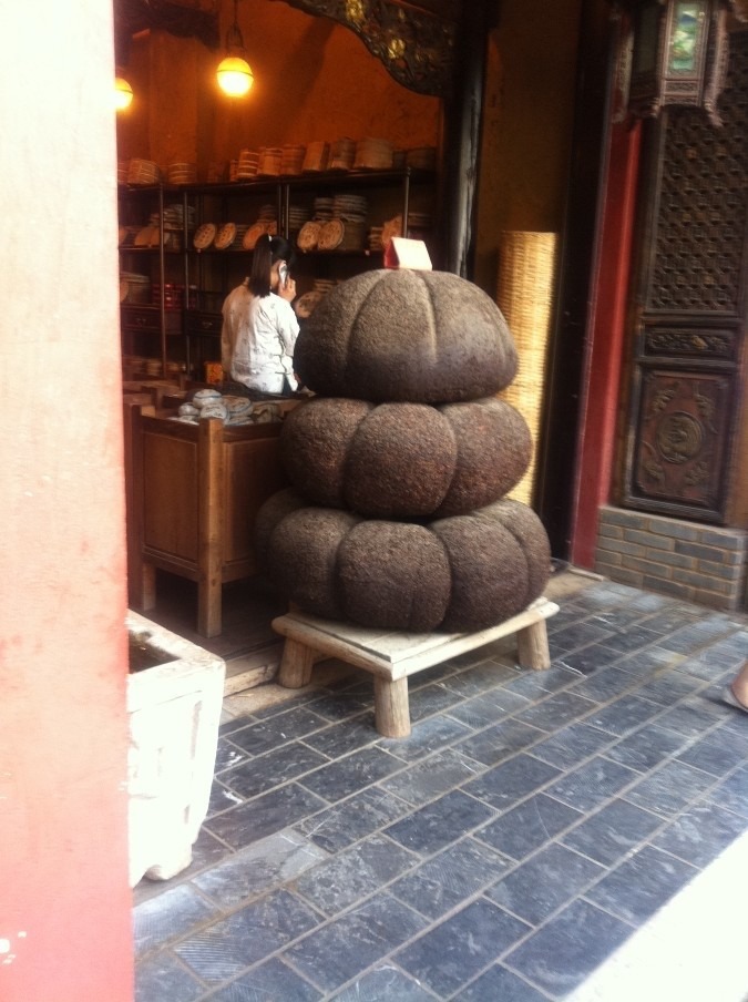 普洱茶　昆明のお茶屋さんの店先に。（雲南省、中国）