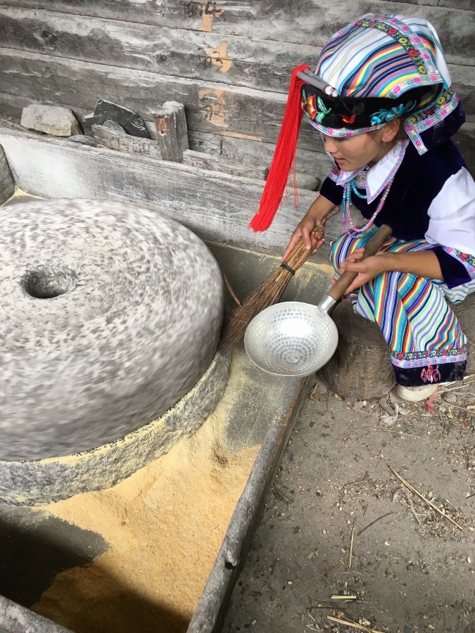 ☆丙中洛紀行⑥  石臼小屋で粉挽き（雲南省、中国）