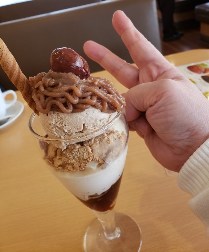 ピース乾杯ジョイフルマロンパフェ