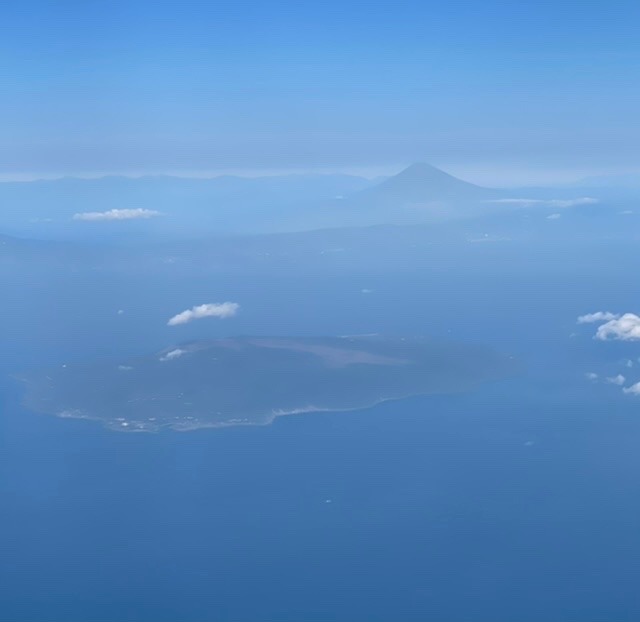 手前の島は？