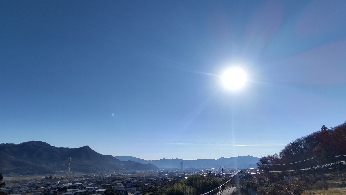 太陽と街並み