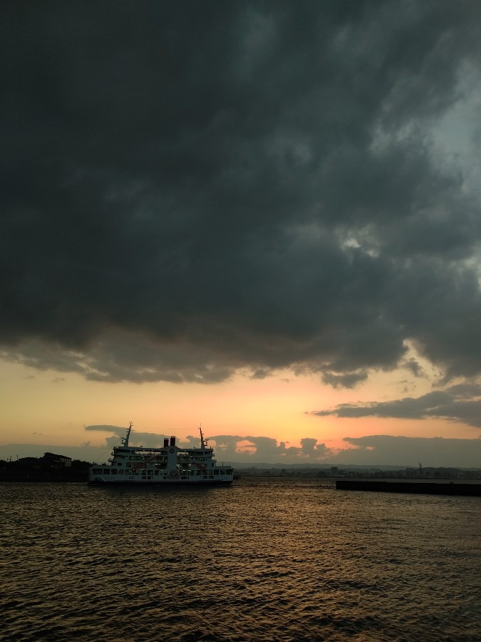 桜島フェリーと夕焼け🚢