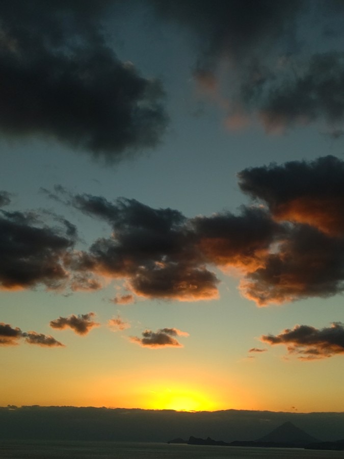 山に沈む夕陽夕日！