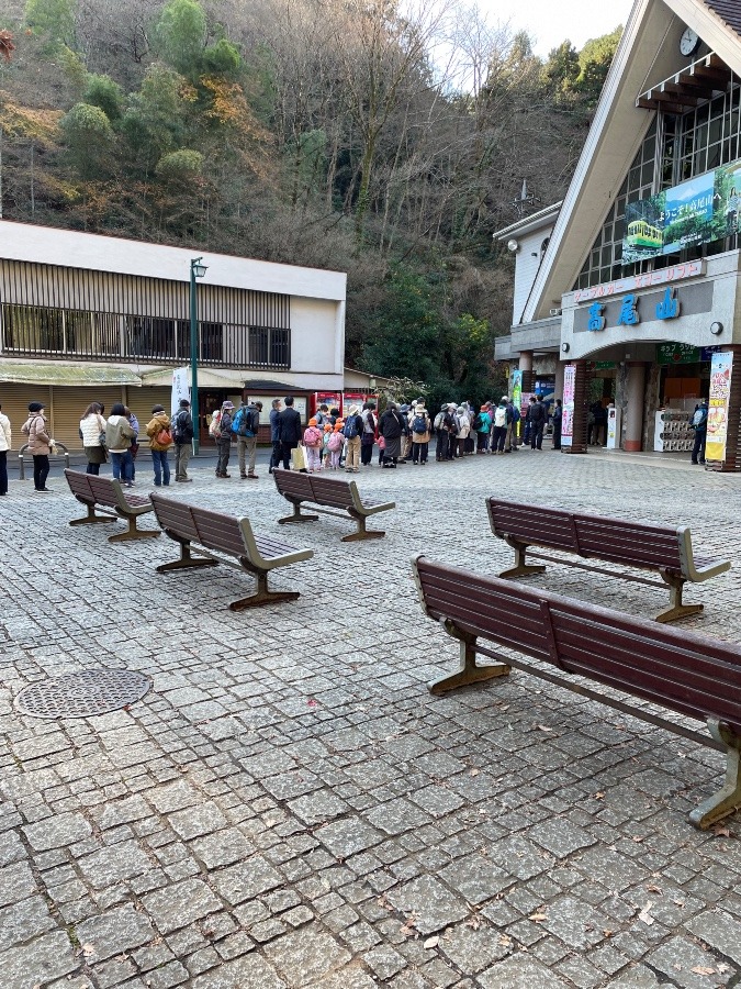 高尾山　ケーブルカー待ちで長蛇の列