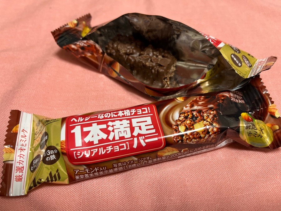 夜食はシリアルチョコバー