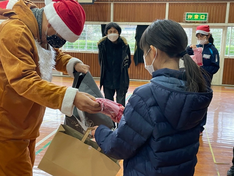 トナカイの格好のサンタさん登場！