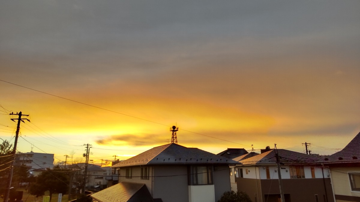 今朝(6:45)の空。綺麗な朝焼けです。