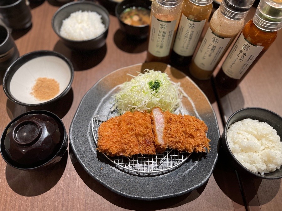 山形駅で、トンカツって。