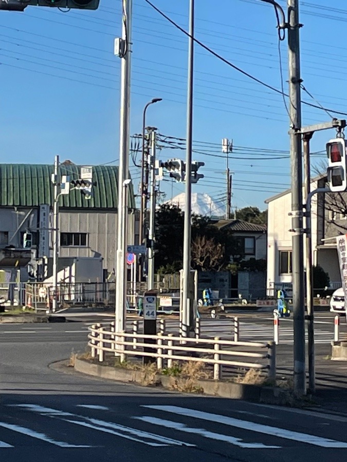 顔を覗かせた富士山