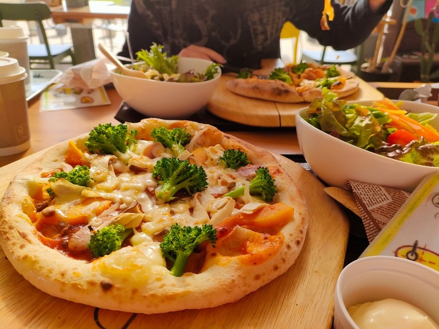 花の海、野菜たっぷりの今月のピザ