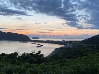 甑島　里町のトンボロの夜明け