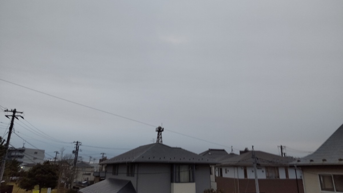 今朝(6:55)の空。今日も、12月そのままの天気予報です。