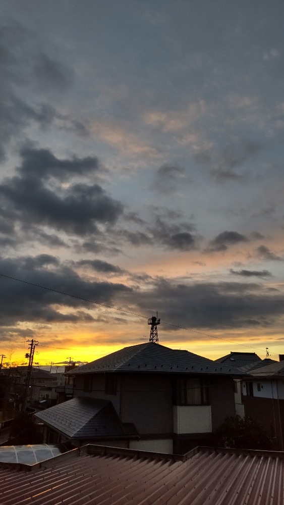 今朝(6:45)の空。一日中寒い予報です。