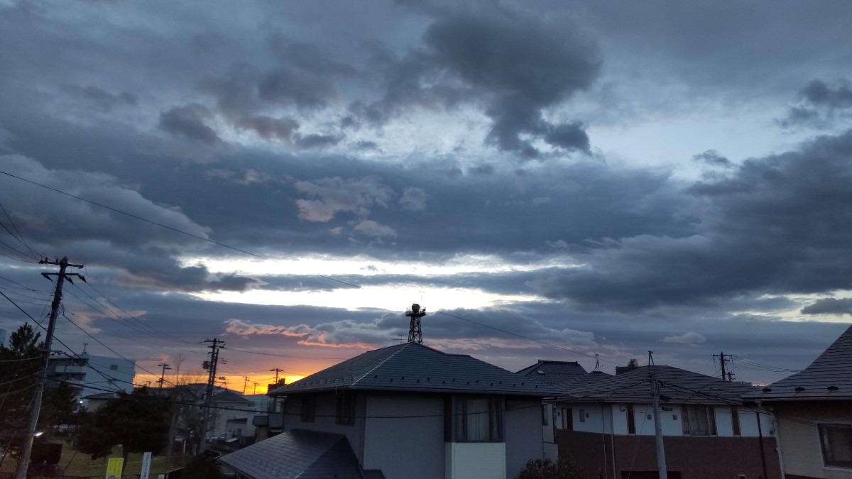 今朝(6:45)の空。一日中曇りの予報です。