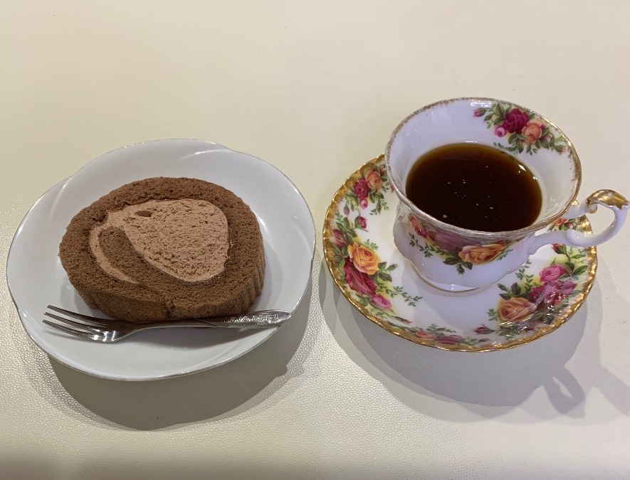 ホッとひと息❣️〜ショコラロールケーキで〜🍰☕️