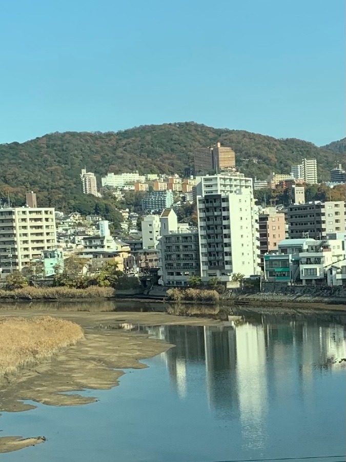 新幹線からの風景❣️〜川に映るビル〜