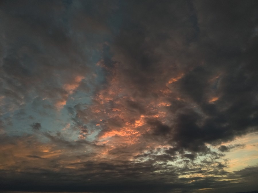 曇り空の夕焼け🌆