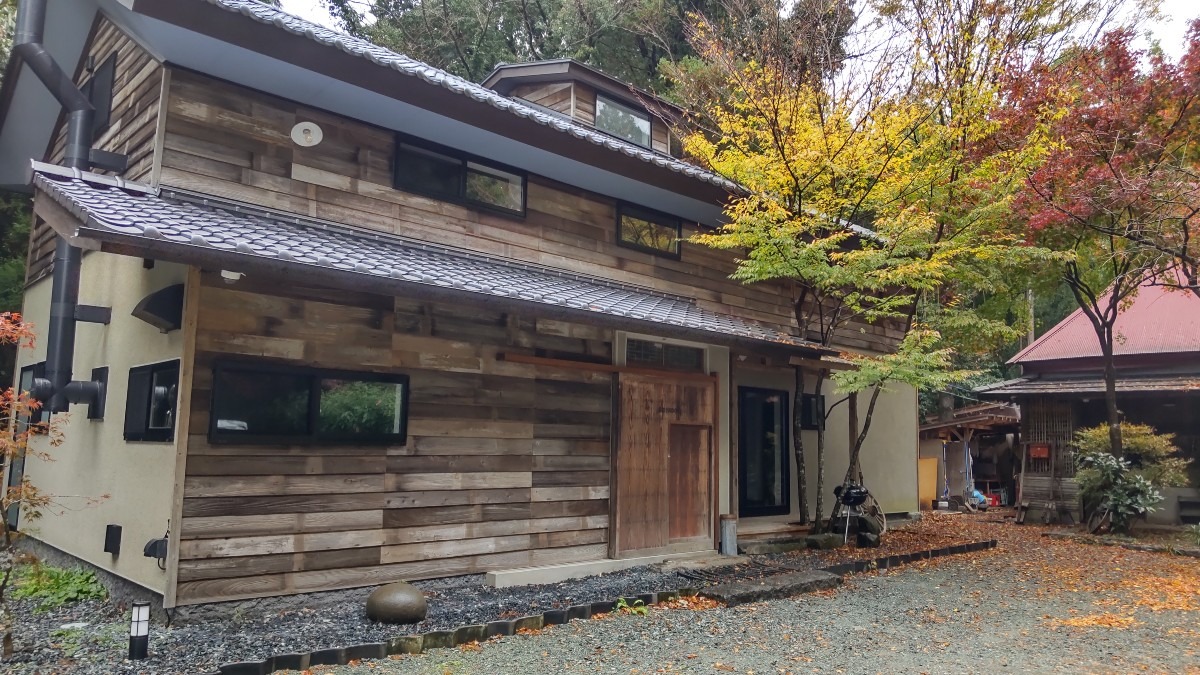 郷乃恵の隣に建つ宿泊所