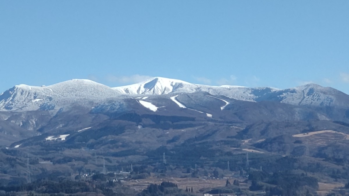 雪の蔵王と青空