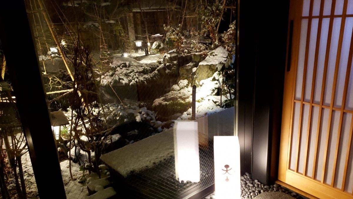 舞い降りる雪が美しい庭園を眺めながら、真心庵『天真』の天ぷらに舌鼓