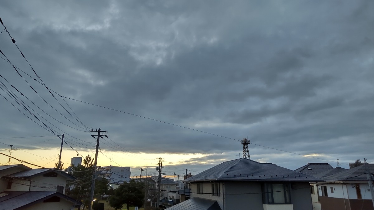 今朝(6:30)の空。寒い朝です。