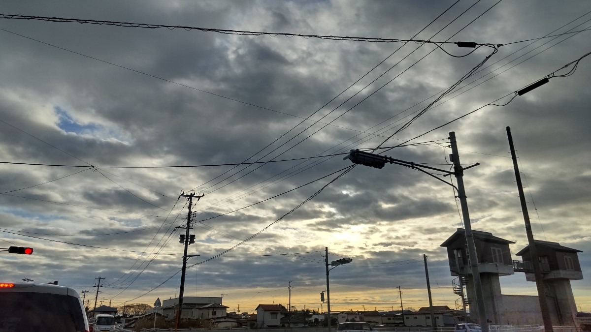 今朝(6:55)の空。寒く、暗い朝です。