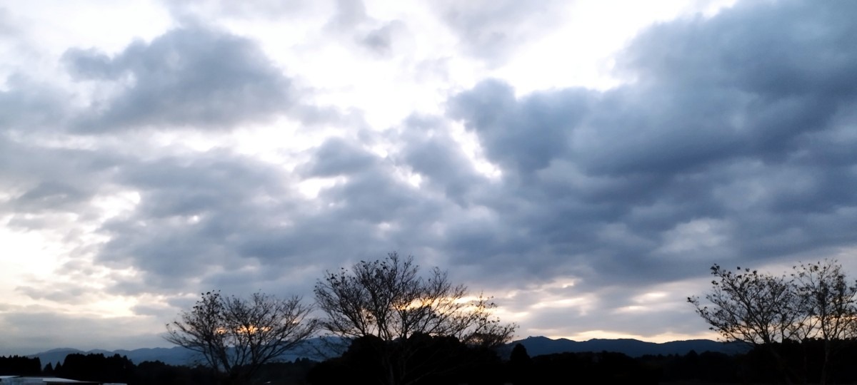 都城市（2022/12/3）今朝の朝焼け😓！（東の空）①