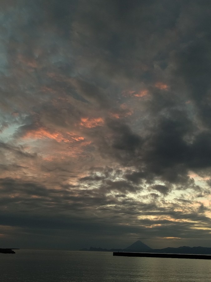 曇り空の夕焼け🌆開聞岳🗻