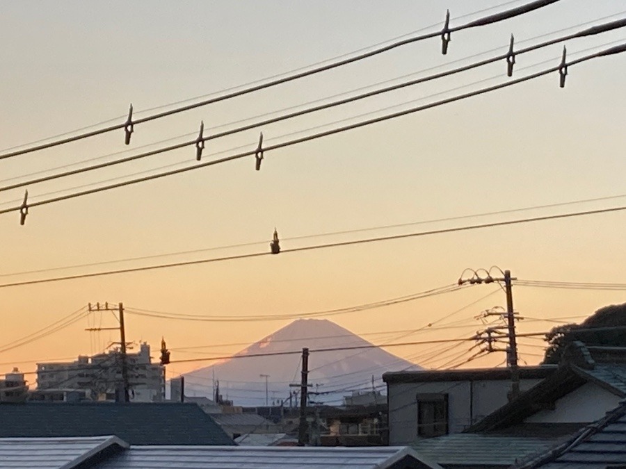 優しい夕日に包まれる富士山