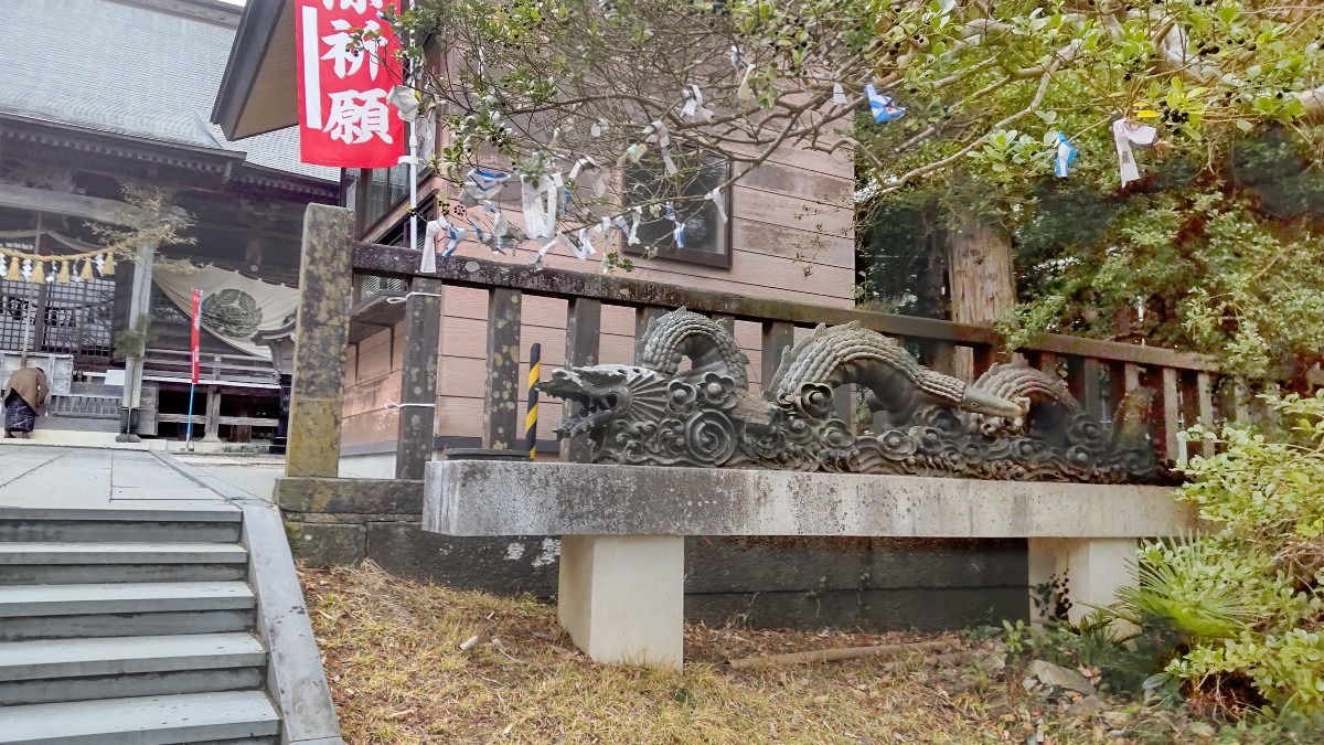 羽黒山神社の、右側に、鎮座する龍。