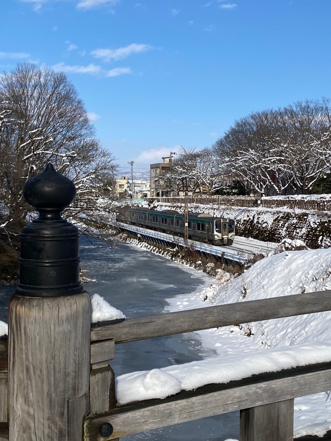 雪景色の中の電車☀️