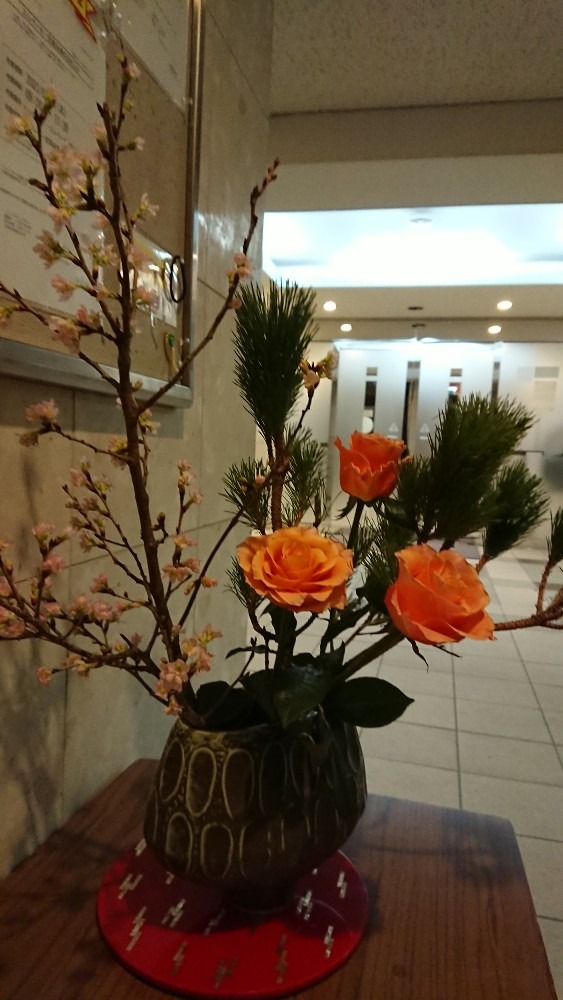エントランス入口に飾られた花🌸