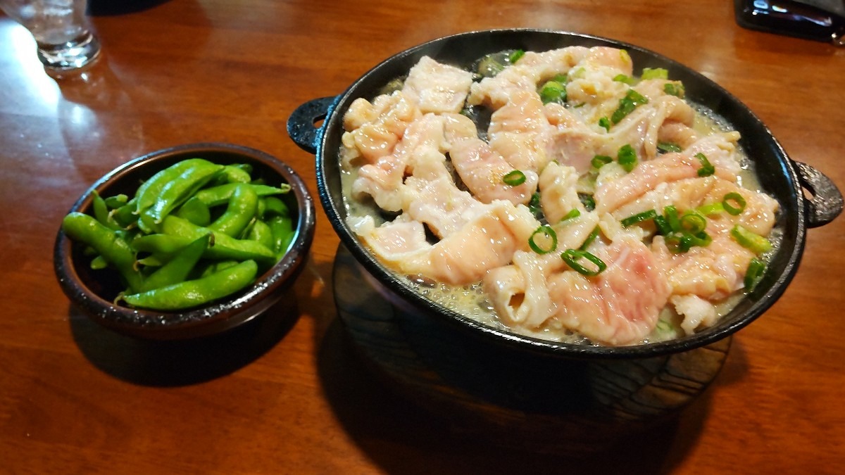 白ホルモンの鉄板焼きとわさび枝豆