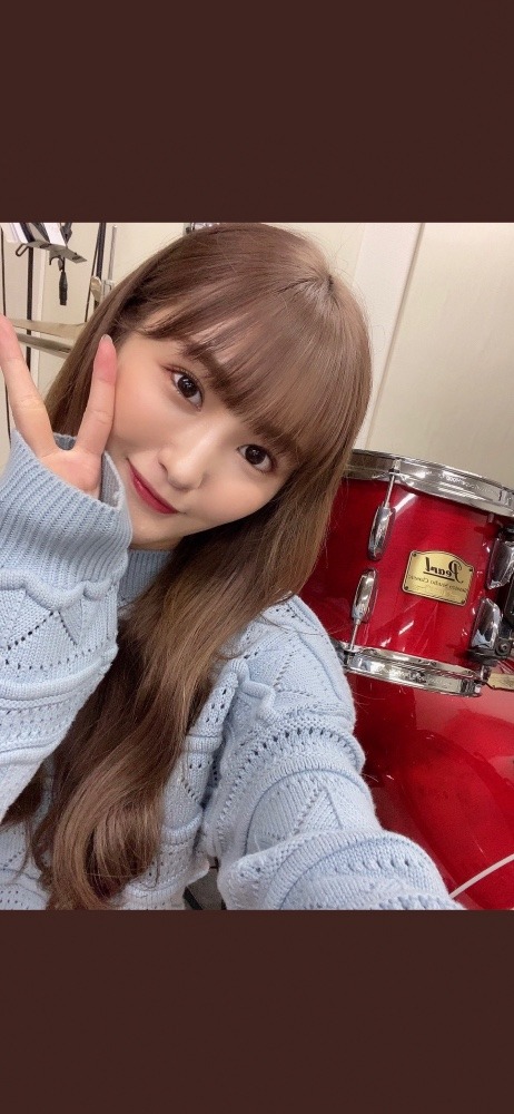 もう一枚元NMB48の礼奈ちゃんがスタジオでの僕のリハーサル中のドラムとの1枚🥁😊✨
